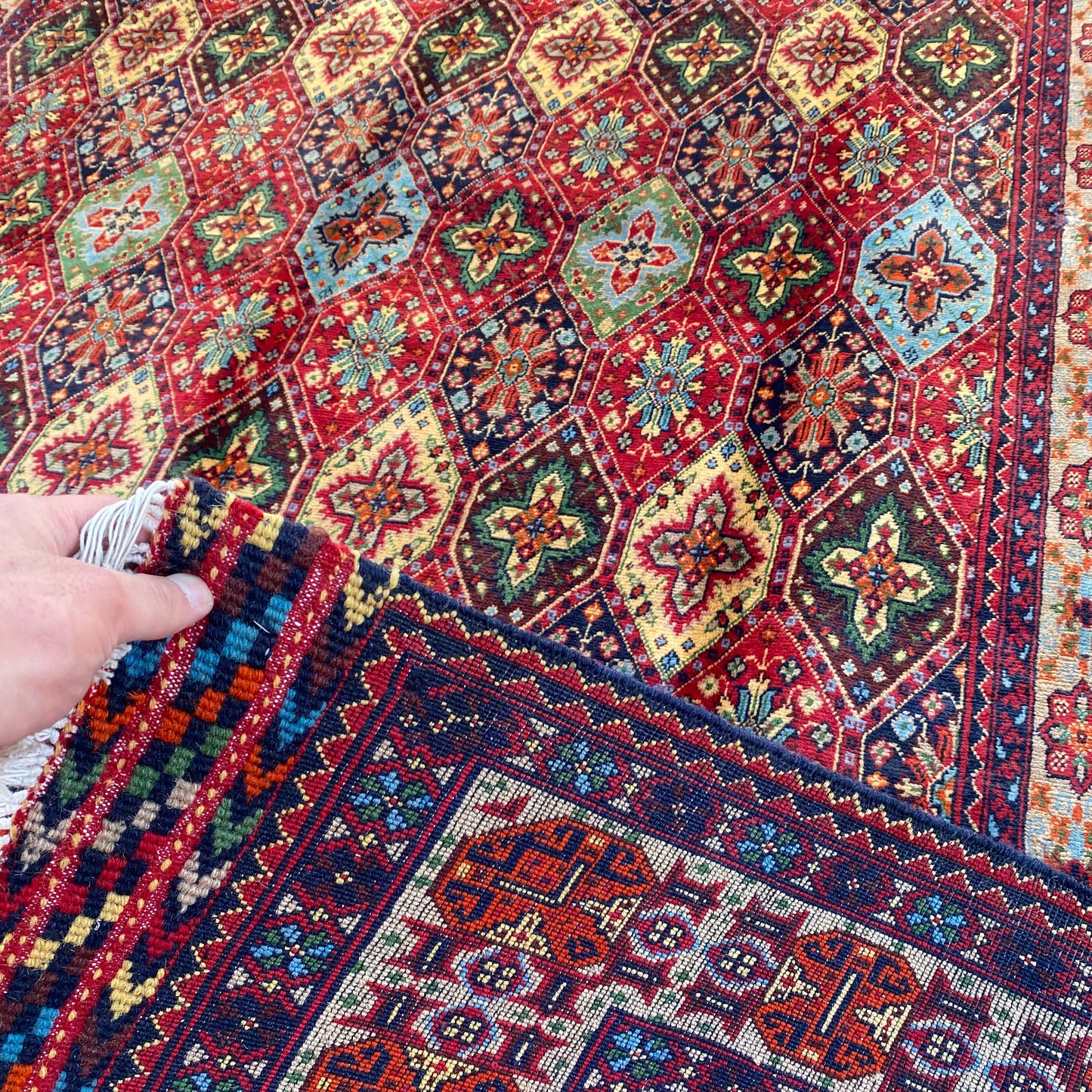 Handwoven Marinos Kashi Gul Rug with Vibrant Colors and Geometric Motifs