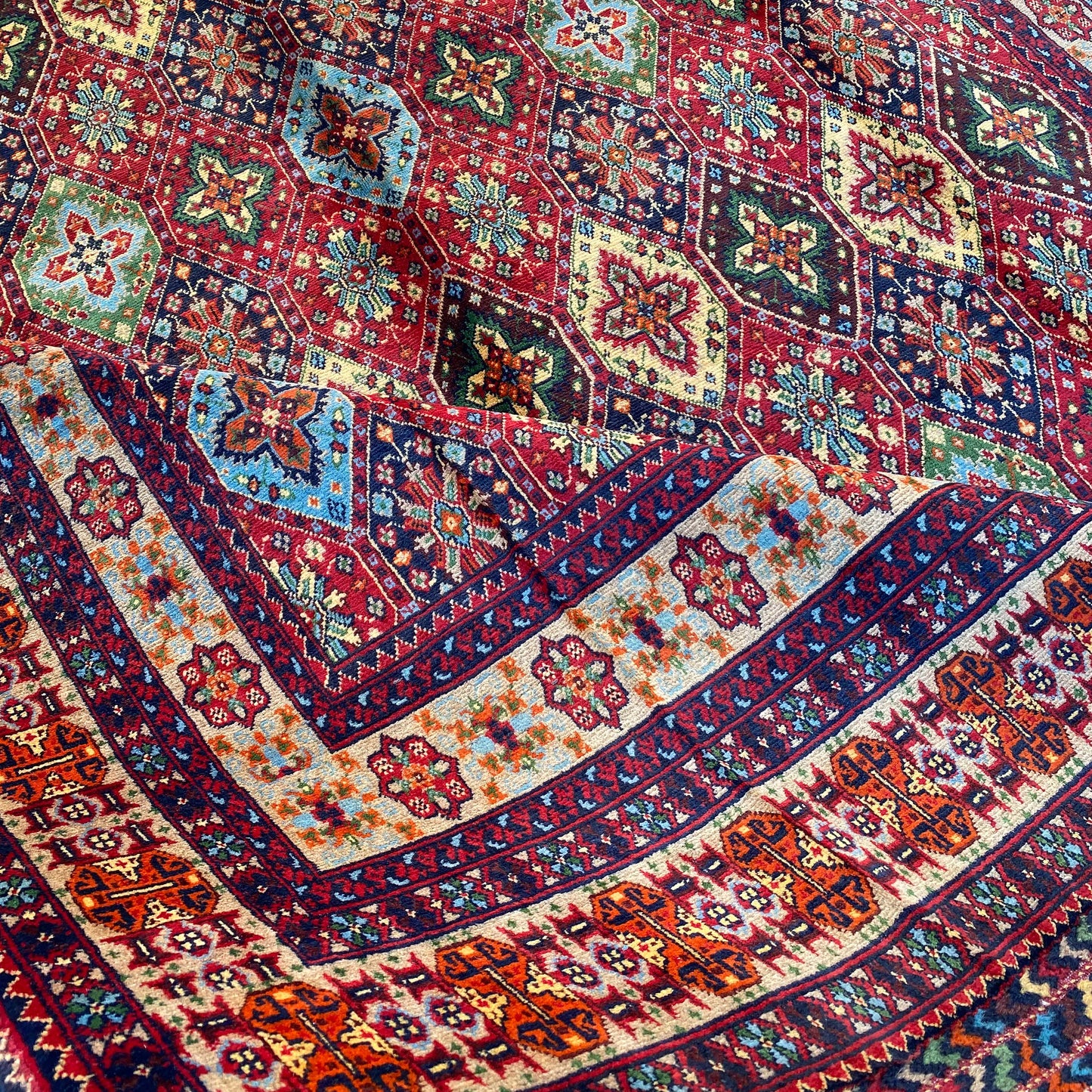 Handwoven Marinos Kashi Gul Rug with Vibrant Colors and Geometric Motifs