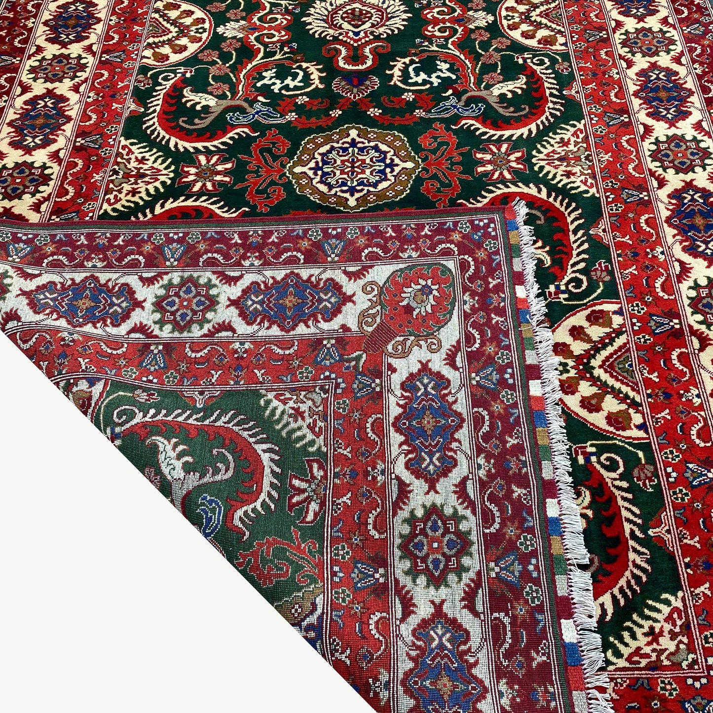 Handwoven Marino rug with Elegant Floral Patterns