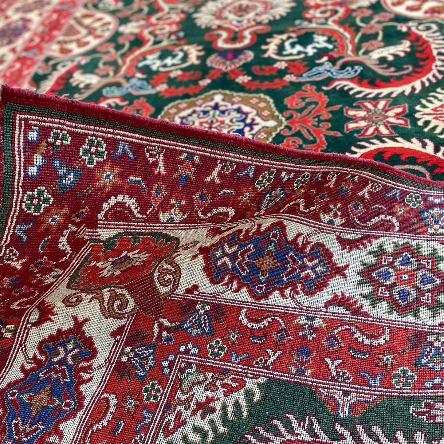 Handwoven Marino rug with Elegant Floral Patterns