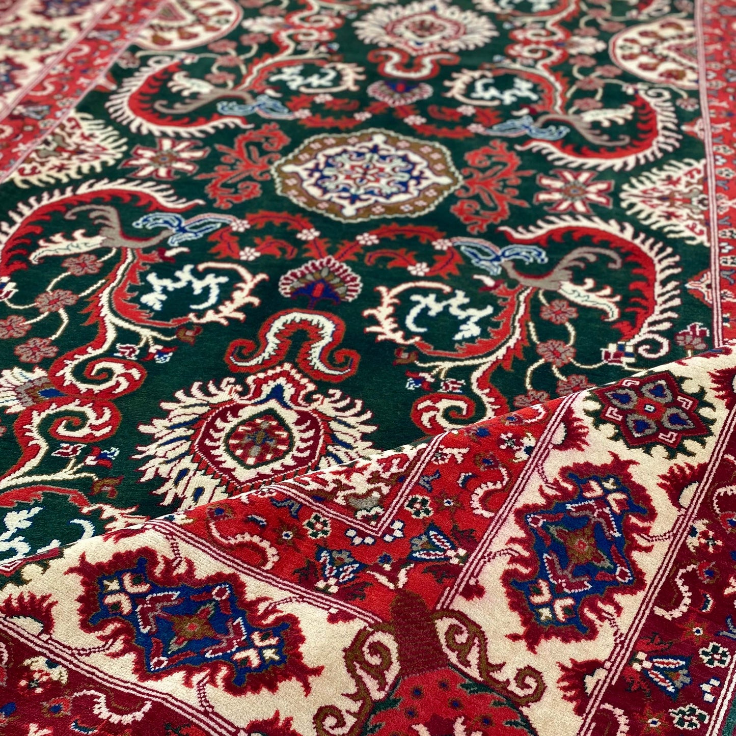Handwoven Marino rug with Elegant Floral Patterns