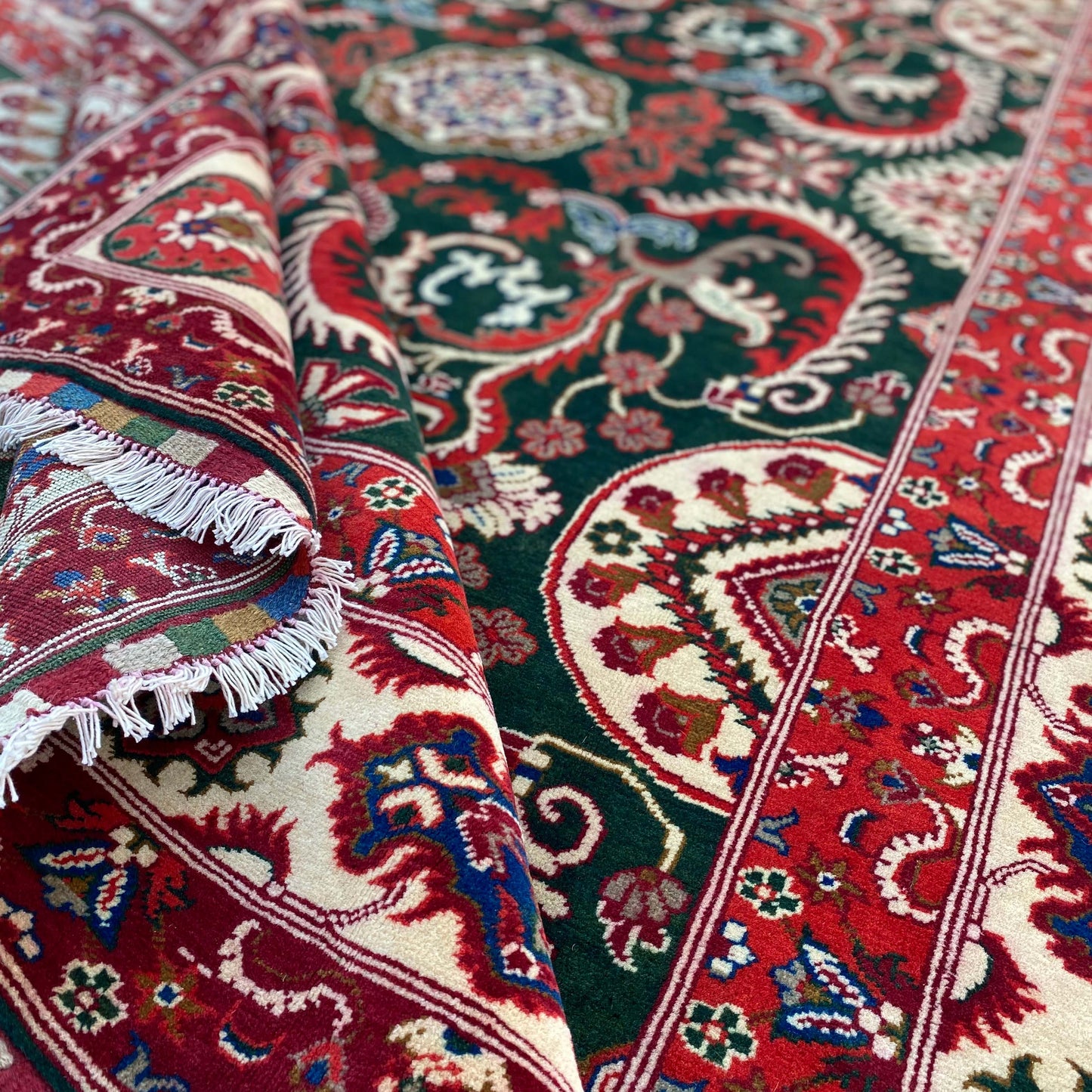 Handwoven Marino rug with Elegant Floral Patterns