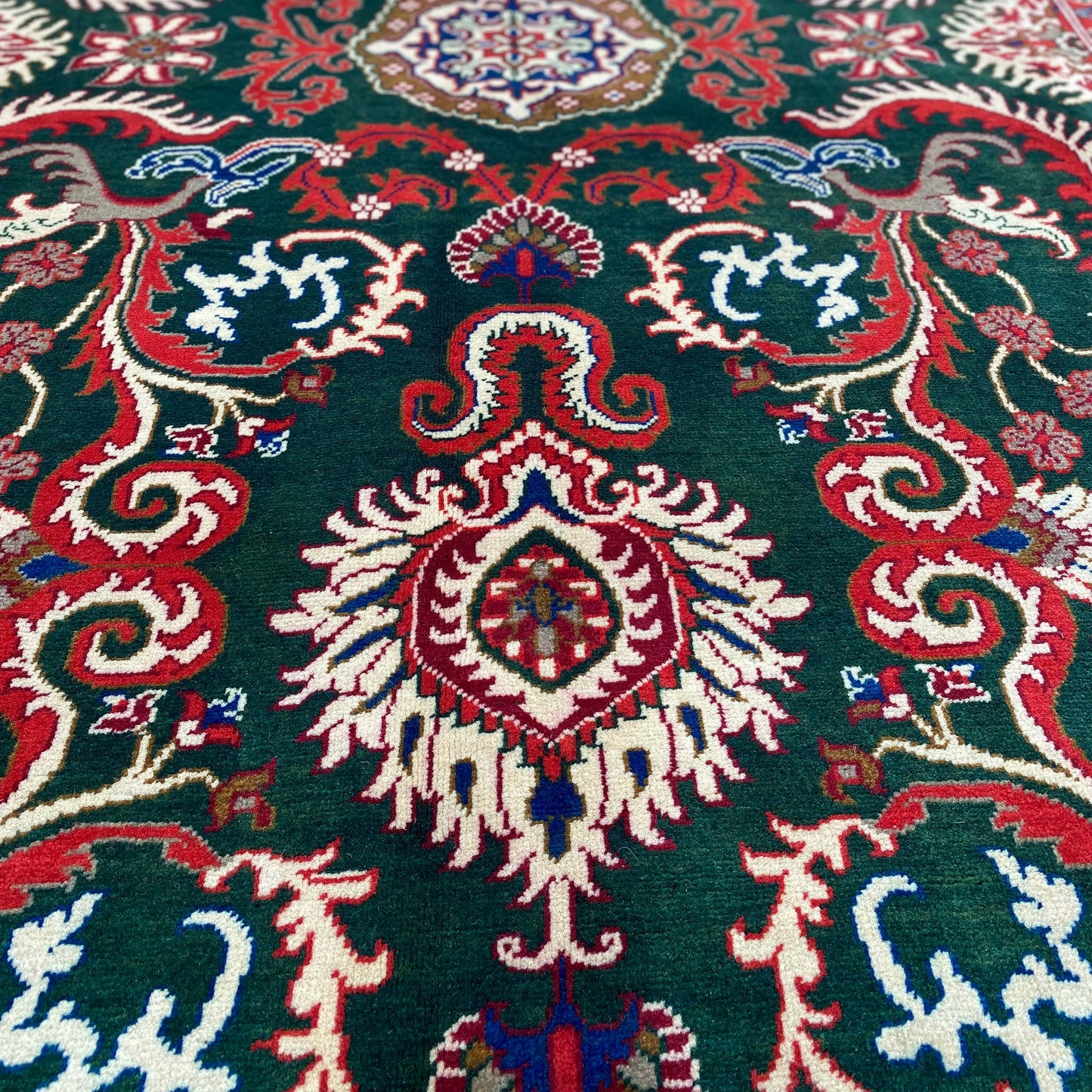 Handwoven Marino rug with Elegant Floral Patterns