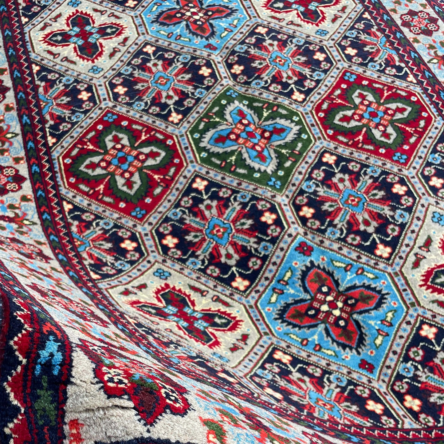 Handwoven Marinos Kashi Gul Rug with Vibrant Geometric Patterns