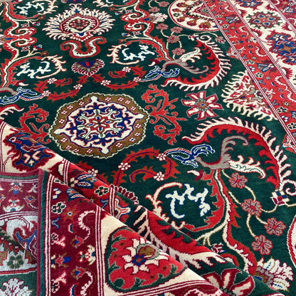 Handwoven Marino rug with Elegant Floral Patterns